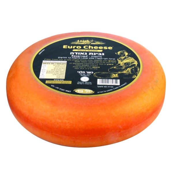 תמונה של גבינת אדומה מבית Euro Cheese, שעליה יש תווית בשפה העברית עם מידע על המוצר, כולל רכיבים ותוכן תזונתי.