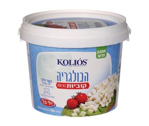 דלי של גבינת קוטג' תחת המותג "KOLIOS", עם עגבניות קטנות על החזית.