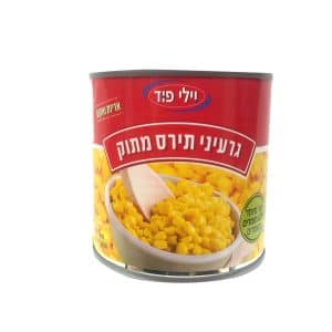 קופסת גליל פח עם גרגירי תירס מתוקים, על רקע צהוב. על הקופסה כתוב "גרעיני תירס מתוקים" בעברית, ולצידה תצלום של תירס בתוך קערה.