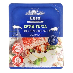 אריזת גבינת עיזים עם 30% שומן, של מותג Euro, משקל 150 גרם. על האריזות יש סמלים שונים כמו כשרות ופרטי ייצור.