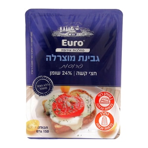 תמונה של גבינת מוצרלה במחירון Euro, במשקל 150 גרם, עם תיאור המעיד על תוכן של 24% שומן. גבינת מוצרלה מופיעה על פרוסת לחם עם עגבניה.