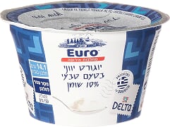 כוס יוגרט יוני עם 10% שומן מבית דלתא, באריזת פלסטיק בצבעים כחול ולבן.