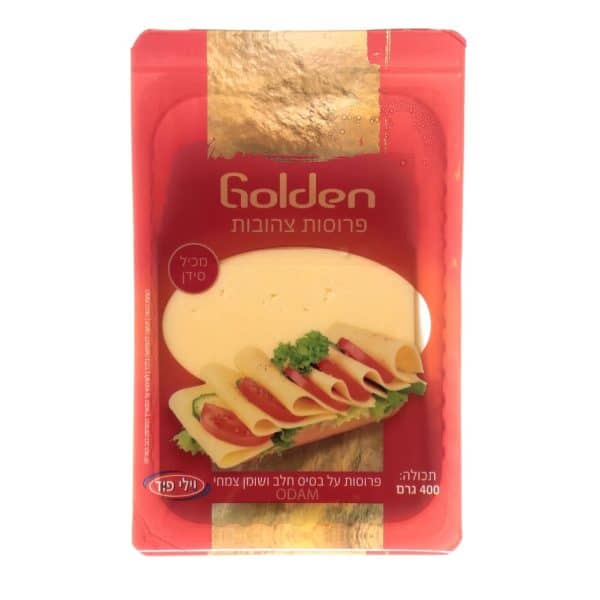 תמונה של אריזת פרוסות גבינה צהובה של מותג Golden, עם פרמטרים כמו משקל (400 גרם) וטקסט שמציין שהן פרוסות על בסיס חלב ושומן צמחי. רמיזות למרכיבים כמו עגבניות וקורנישונים על האריזות.