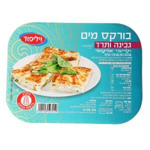 תמונה של קופסה עם מוצר מזון בשם "בורקס מימים", הממולא בגבינה ובצנון. התמונה מציגה את הבורקס לצידם של עלים ירוקים, על רקע צבעוני עם עיטורים. על הקופסה מופיעים פרטי מידע נוספים, כמו תאריך תפוגה וערכים תזונתיים.