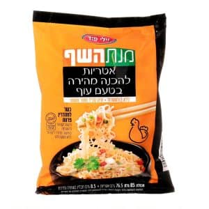 תיאור לתמונה: שקית של אטריות מהשף עם טקסט על הכנת מנה מהירה בטעם עוף. ישנה תמונה של אטריות עם תוספות ירקות.