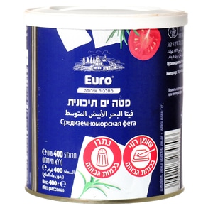 תמונה של קופסה עגולה של גבינת פטה של חברת "Euro", עם ייצוב מהים התיכון. על הקופסה ישנם גרפיקות של ירקות כמו עגבנייה ולבן, וטקסט בשפות עברית ורוסית. התכולה 400 גרם.