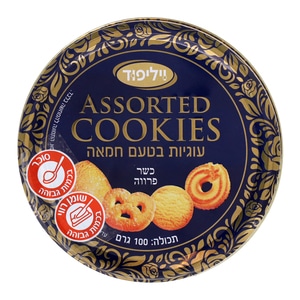 קופסה עגלגלה עם עוגיות מע assortורטות, כתוב עליה "ASSORTED COOKIES" בעברית ובאנגלית, בשפת פרסום המזון. יש סימון של תווית "שחור בתוכן" ו-"ללא חומרים משמרים".